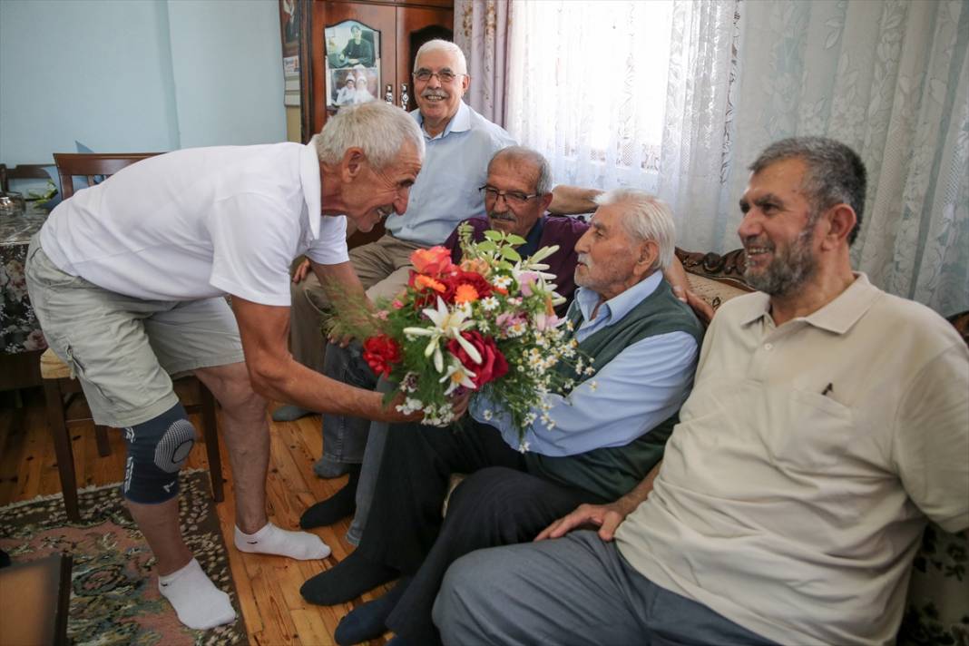 Konya’da yurttaki çocuklar "Mehmet Ali baba"larının 100. yaşını kutladı 6